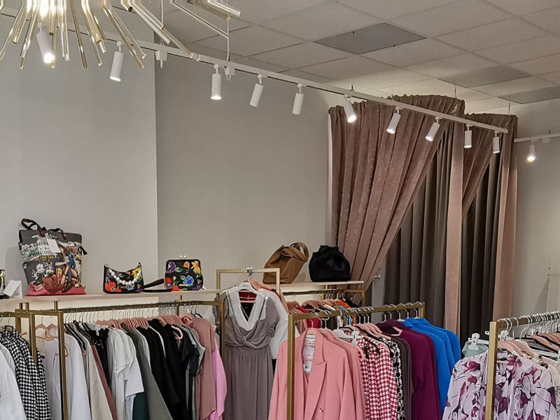 Read more about the article Jakie oświetlenie sklepu podkreśla ekspozycję ubrań